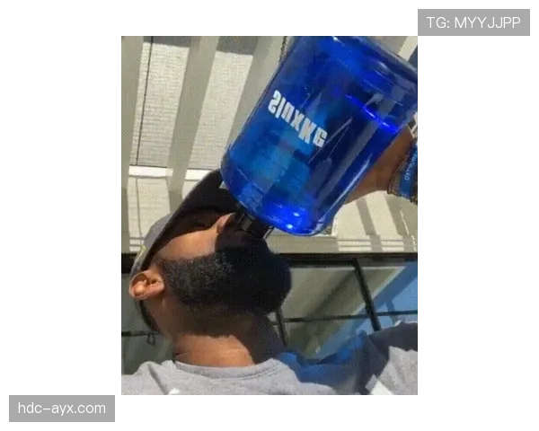 彭帅场边喝的是矿泉水，后台却摆满了顶级保养品，这差距有点让人眼红啊